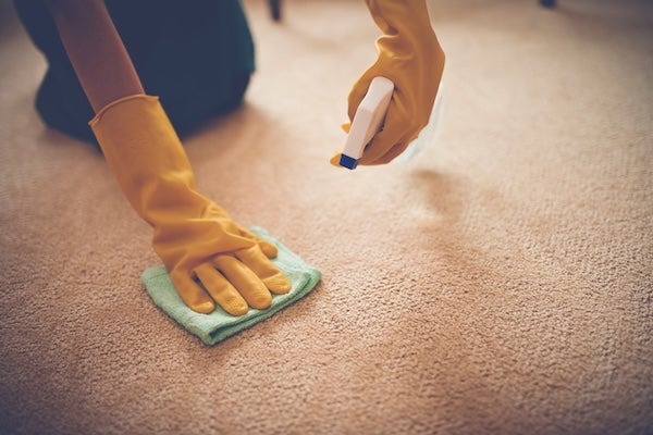 ▲一般地毯表面的髒污與污漬可以DIY自行清潔