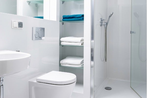 白色系讓浴室既簡約又寬敞