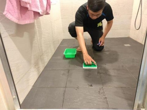 ▲施作浴室地板防滑工程，能避免家中長輩與家人在浴室滑倒。