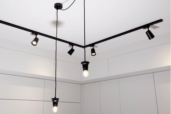 軌道燈可以和吊燈、吸頂燈或崁燈等燈飾搭配，讓室內空間風格更多變