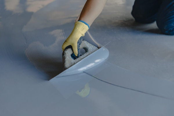 施作環氧樹脂地板時要注意塗料的平整度。