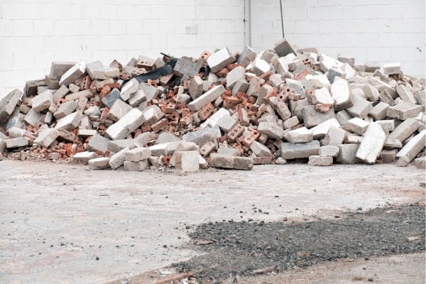 ▲拆牆工程產生的瓦礫屬於建築廢物，需要妥善處理