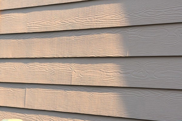 木紋水泥板表面與矽酸鈣板相似，但防火性佳且應用範圍廣泛