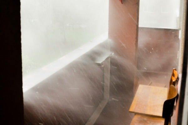 外頭颱風導致陽台戶外空間外面濕