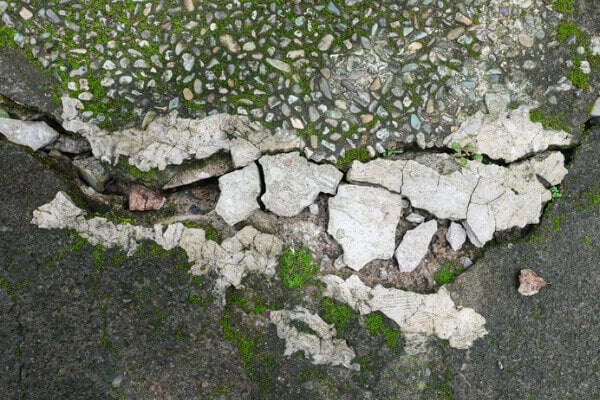 碎裂的抿石地板