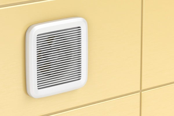 安裝壁掛式浴室抽風機時，需要在牆體上挖出一個可容納通風管尺寸的孔洞。