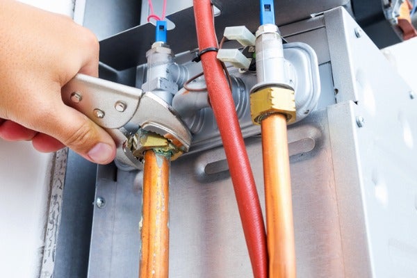 接瓦斯桶的熱水器軟管應定期更換
