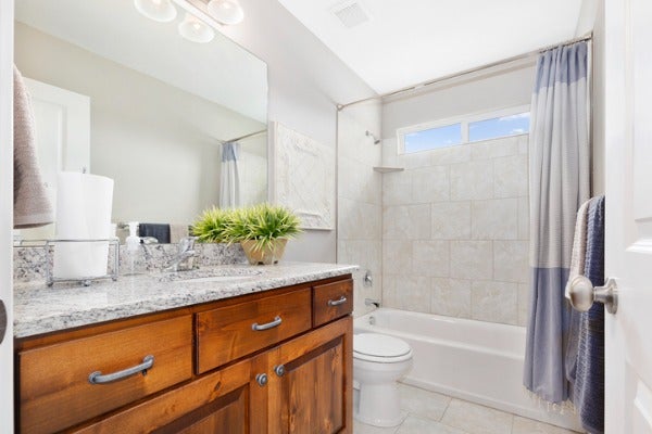 在預算有限的情況下，使用浴室拉簾也可以達成浴室乾濕分離。