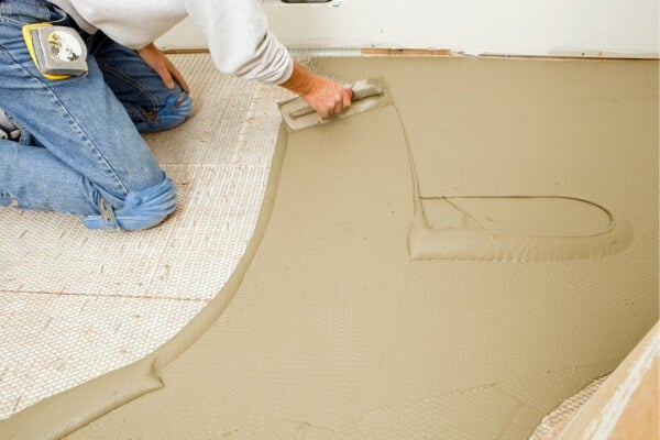 ▲使用硬底工法貼磁磚前需要先進行水泥打底工程
