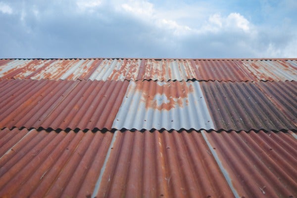 經過長時間的日曬雨淋，鐵皮屋頂會顯得斑駁不堪，當鏽蝕到穿孔後就會導致漏水。