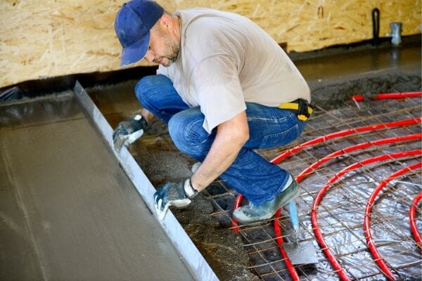 ▲以濕式施工法安裝地暖需在發熱電纜上方覆蓋水泥。