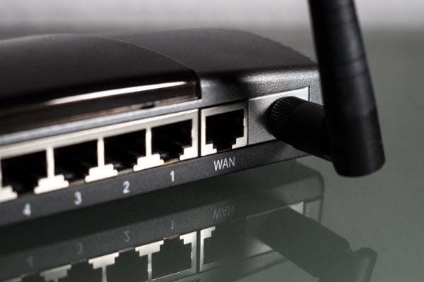 一般的wifi分享器的基本規格包含天線（右一）、一個WAN(網路)插槽（右二）與數個LAN插孔（1、2、3、4）。