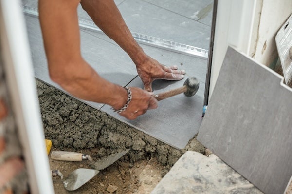 ▲半濕式施工法的水泥沙層較厚，有利於整平磁磚。