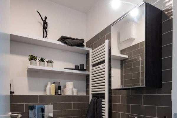 ▲利用鏡櫃與層架增加小浴室的收納空間。