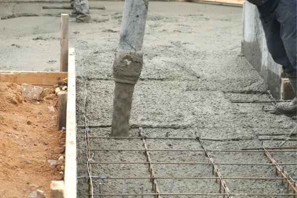 ▲場鑄植草磚施工法需要在現場進行水泥灌漿（此為灌漿工程示意圖）