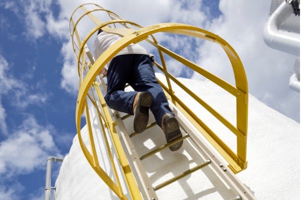 具有護籠設計的爬梯能確保使用者的人身安全