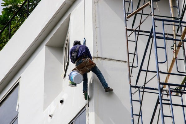 外牆漏水裂縫修補需要以高空吊掛作業