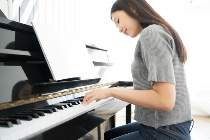 鋼琴家教會依照成人學員的學琴目標安排教材及練習曲目