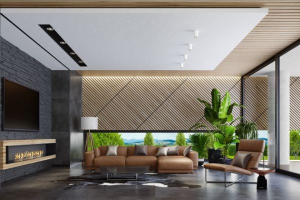 天花板採木紋裝飾、電視主牆座岩石紋理，並加上綠色植栽點綴的現代風客廳