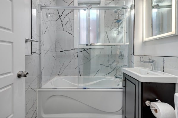 若浴室坪數較少，可以利用浴缸與缸上型淋浴拉門做出乾溼區分離。