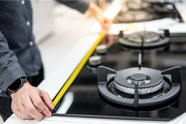 在裝修廚房與採購廚具前都需要詳細丈量尺寸。