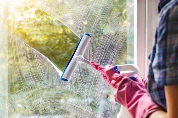 使用玻璃刮刀清洗窗戶