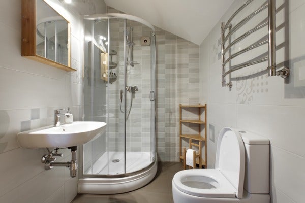 利用浴室的轉角空間時，建議規畫在同一側，如此可提升動線的流暢度。