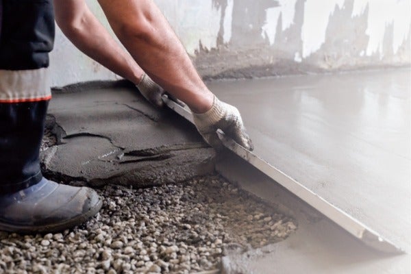 硬底工法在鋪設地磚前需先進行水泥粗胚打底。