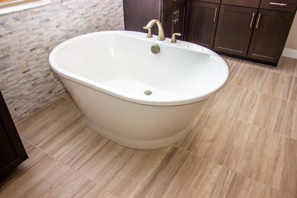 仿木紋的浴室卡扣地板可以營造如同木紋磚般的質感