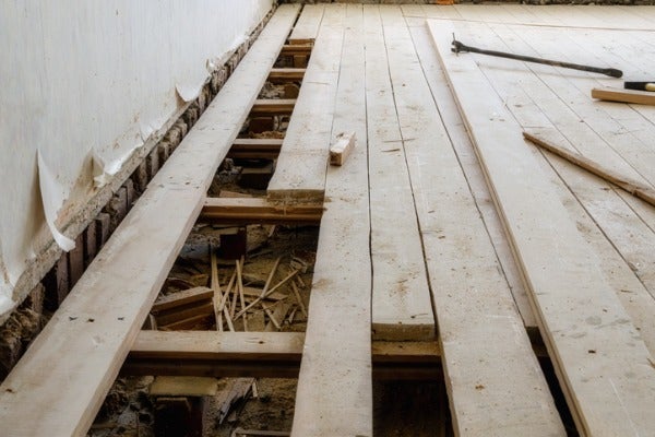 拆除架高木地板時會連同下方的骨架一併拆除