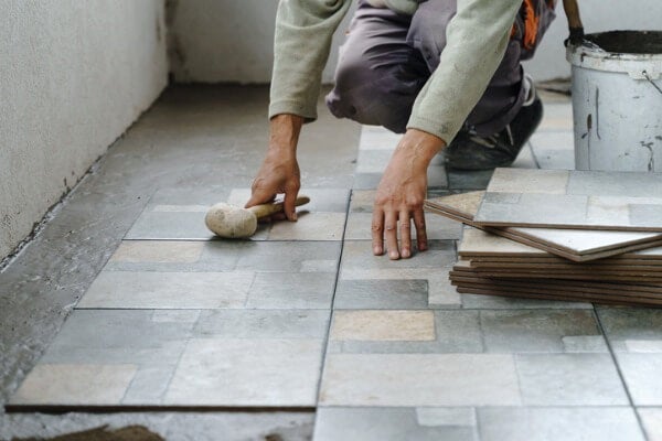 ▲使用軟底工法貼磁磚時可以在水泥層整平後直接開始鋪設