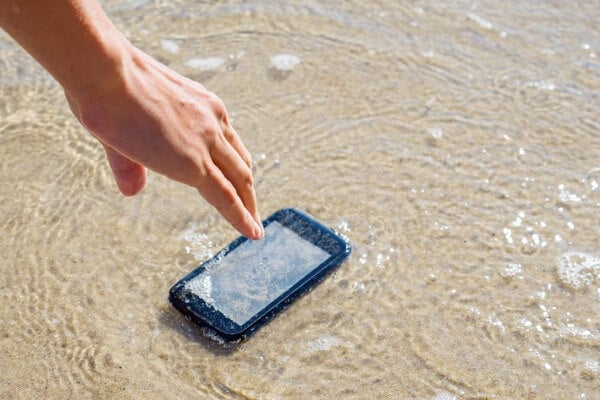 手機掉到水裡