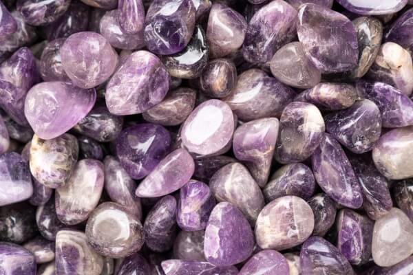 色澤與透光度會影響洗石子、抿石用的寶石的價格
