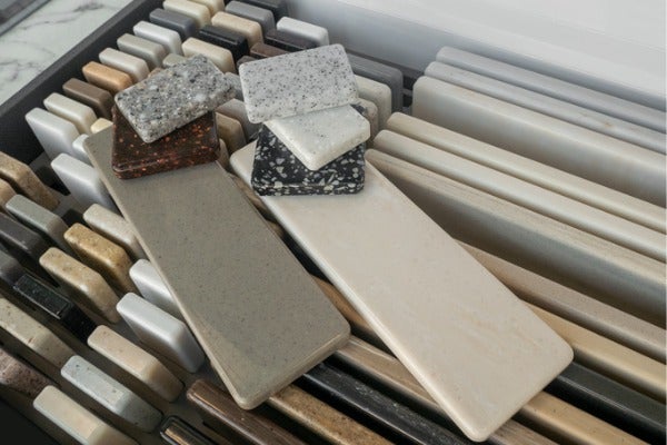 ▲人造石是以天然石粉與樹脂為原料製作而成的仿石紋建材