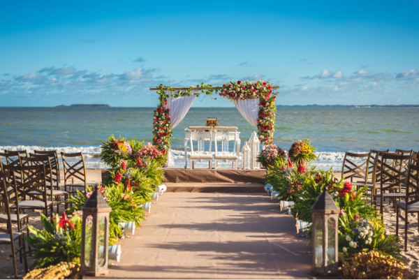 海邊戶外婚禮證婚拱門