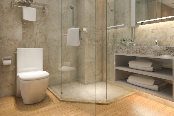在選擇淋浴門時，建議選擇外拉式的門片或是滑門設計。