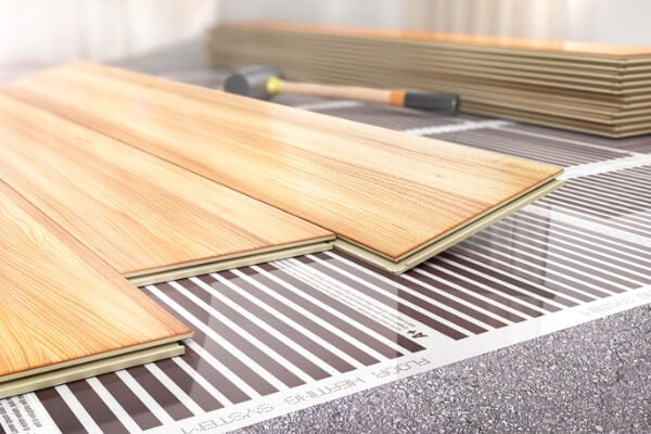 ▲複合型實木地板較適合於下方鋪設地暖